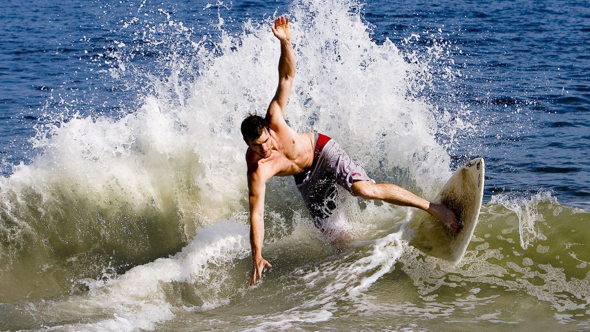 开云体育在线-“詹姆斯生涯最经典对决盘点”，詹姆斯生涯充满传奇色彩的三次总决赛回顾